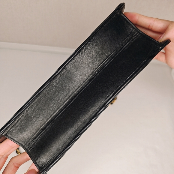 Authentic Preloved Chanel vintage medium flap bag - Picture 8 of 17